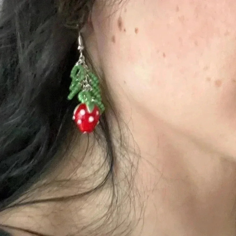 Glass Strawberry earrings - Picture 1 of 2